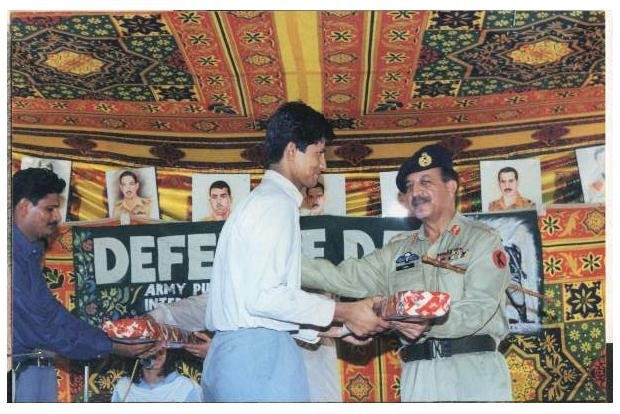 zahid geting prize from ganral Faheem 